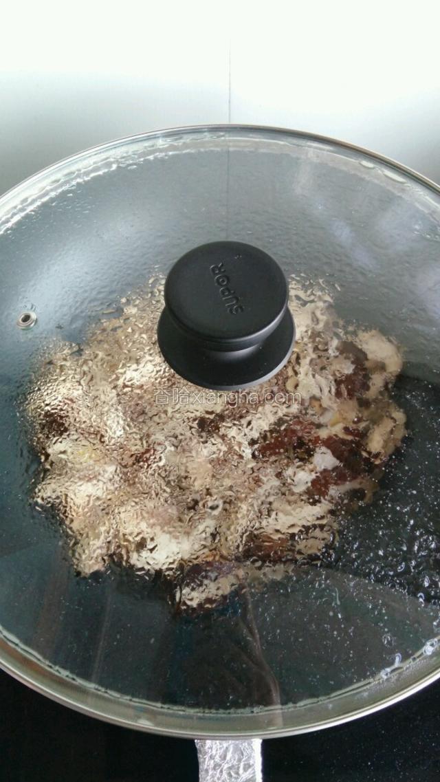 盖上锅盖小火焖煮至收汁。