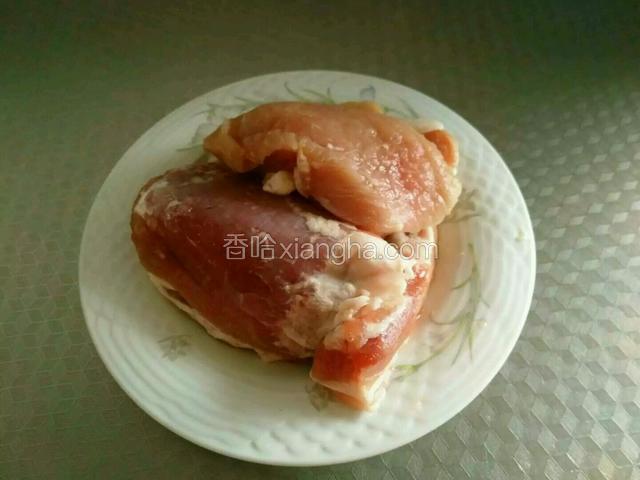 猪肉解冻洗净（泡两小时，把血水泡出去哦）。