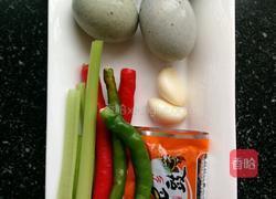 香辣炒皮蛋的做法图解1
