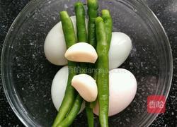 鸭蛋炒青椒的做法图解1