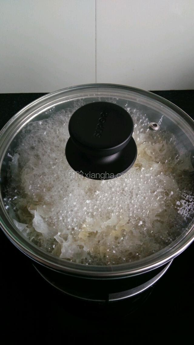煮开后转小火，慢炖一个半小时左右。