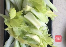 爽口西芹炒鲜尤的做法图解3