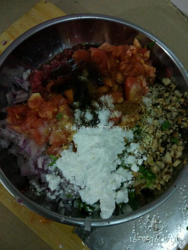 放适量的生抽，料酒，鸡精，耗油，胡椒粉，盐，搅拌均匀！