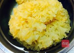 冰糖雪梨雪耳糖水的做法图解2