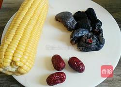 玉米乌鸡汤的做法图解1