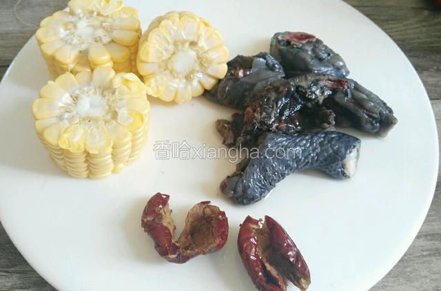全部食材洗干净，玉米切成块