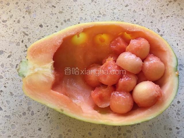 取半个木瓜皮，放入适量的木瓜球。