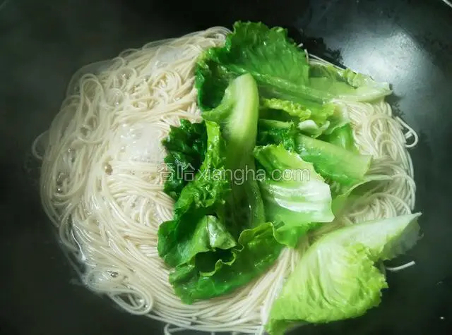 煮至面条快熟时放入生菜煮上几秒