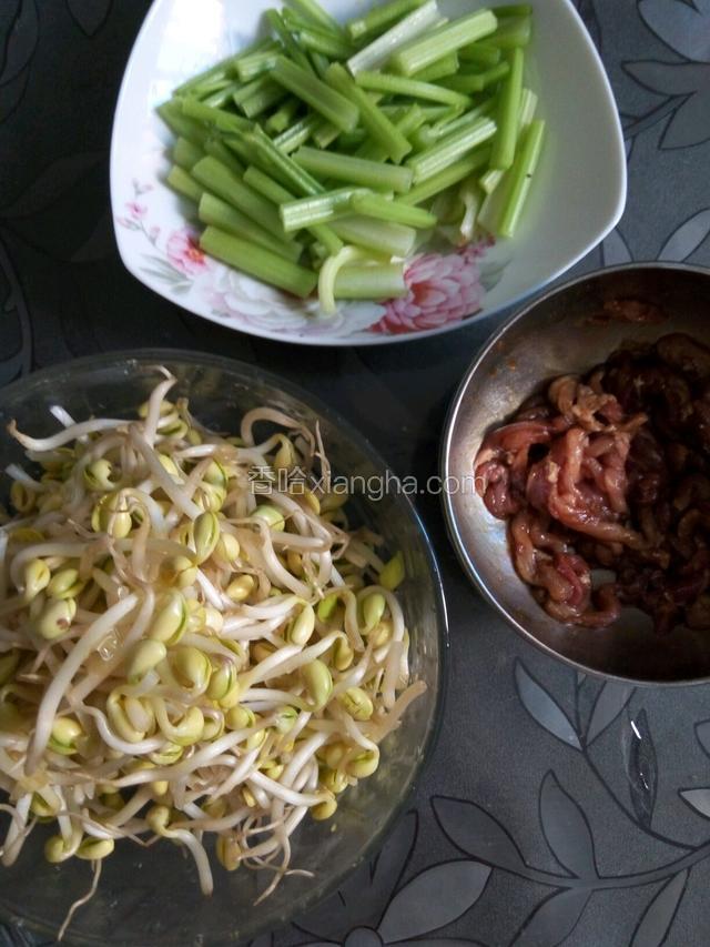 芹菜择掉叶子，老根。洗净切成寸段，猪肉洗净切丝放入碗内加入适量料酒，生抽，盐腌制十分钟，黄豆芽冲洗干净
