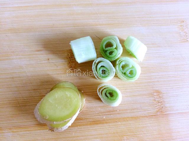 葱切段、姜切片