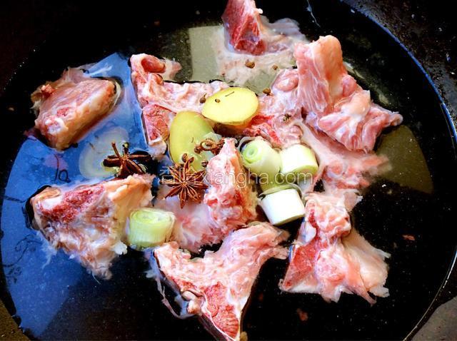 锅中加水，放入排骨、葱姜、花椒、大料，大火烧开转小火炖四十分钟