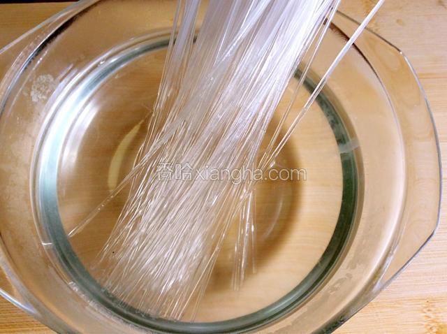 粉条用水冲洗干净