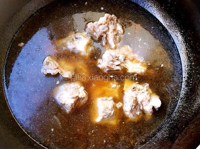 炖好的排骨汤中，加酱油、盐