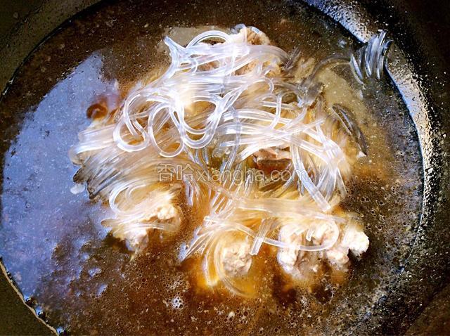 放入粉条，开锅后炖十分钟