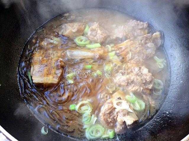 加鸡精、葱花调味即可