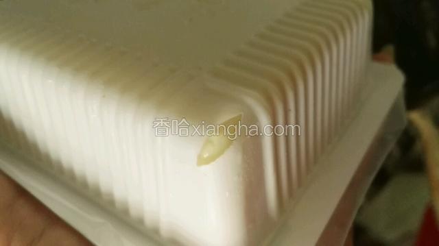 豆腐盒4个角各剪一刀，嘴吹下，倒扣不易碎。