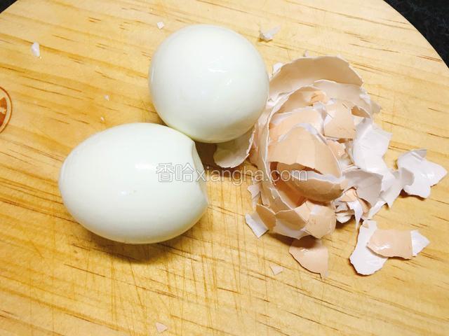 放凉后剥壳。
