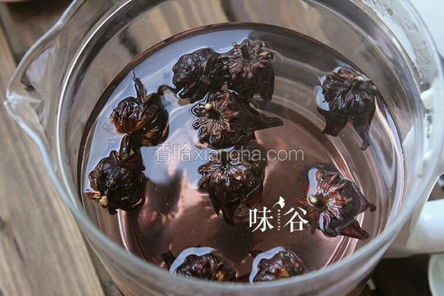 将洛神花放入开水的茶壶，焖8-10分钟即可饮用。