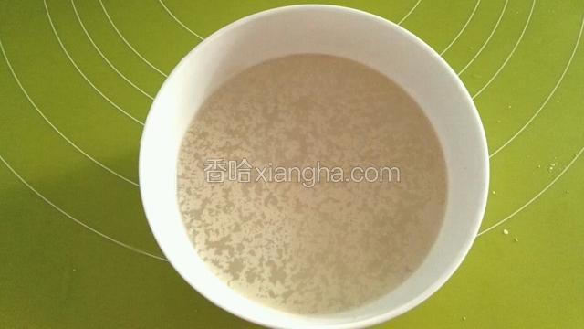 小碗里加入半碗40℃左右的热水，加入酵母粉，搅拌均匀