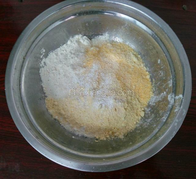 面粉，玉米面，黄豆面，小米面，酵母粉放到盆内
