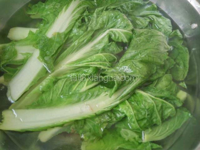 在开水锅里煮白菜两分钟