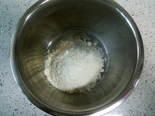 面粉称重加入白糖。