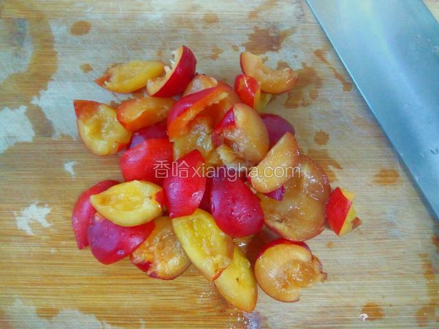 李子洗净去个核。