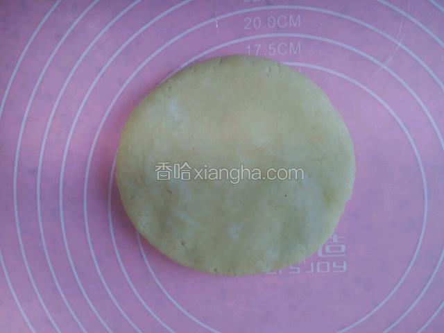醒好的面团按扁。