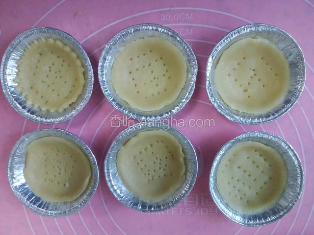 依次做好，在每个面饼上扎些小眼。
