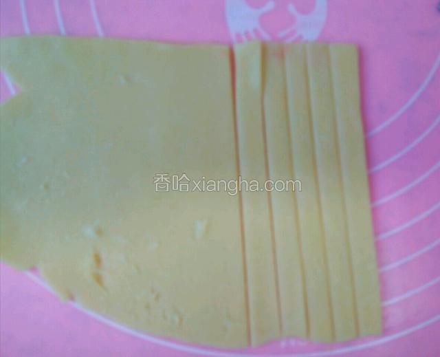 在把面片切成长条状。