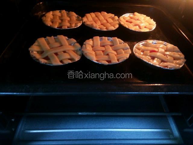 烤箱160度预热5分钟，送入烤箱烤15分钟。