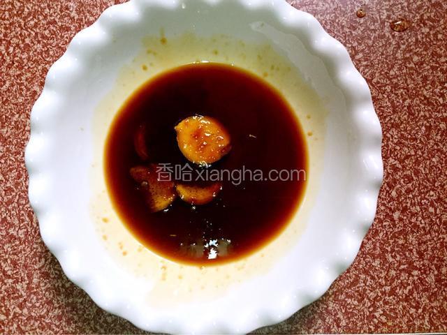取一个大碗，放入生抽、蜂蜜、蚝油、料酒、姜片拌匀备用
