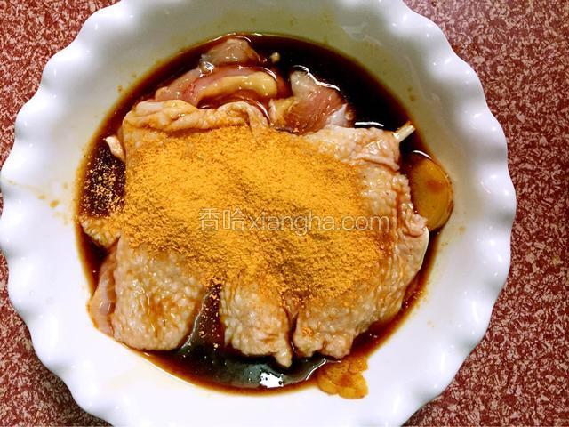 把鸡腿肉放进去抓匀后放入奥尔良腌料涂抹均匀在鸡腿肉前后