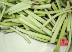 土豆丝炒菜梗的做法图解2