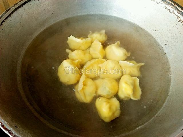 锅里添水烧开，沸水下饺子，因为饺子馅是熟的，所以下入饺子沸起后，倒入一点凉水再次沸起就可以了（约煮2分钟左右）。