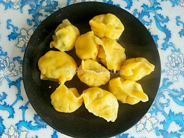 捞出饺子，开始吃吧~