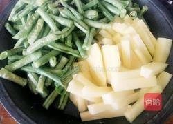 土豆燉豆角的做法圖解1