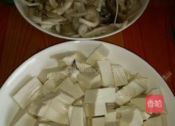 蘑菇炖豆腐的做法图解1