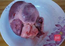芹菜炒猪心的做法图解1