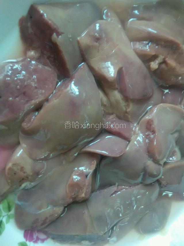 洗好的鸡肝用去除筋和杂质切小块。