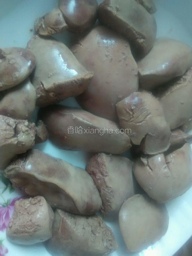 上锅烧水放入鸡肝料酒煮一两分钟捞出。