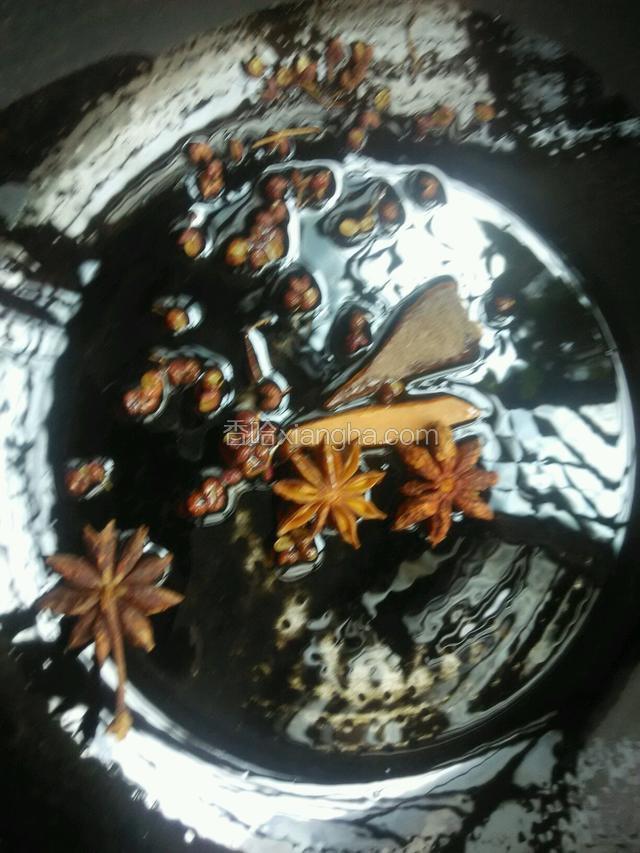 另一起锅倒油，放入花椒，大料，桂皮爆香。