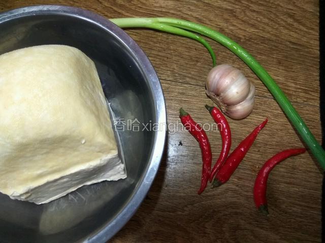 准备食材：老豆腐、蒜、小米椒。