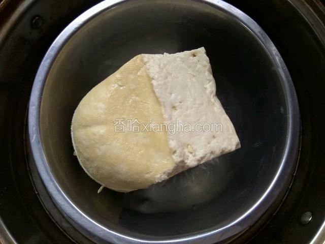 锅中放水，放入了老豆腐，盖盖蒸五分钟左右蒸熟。