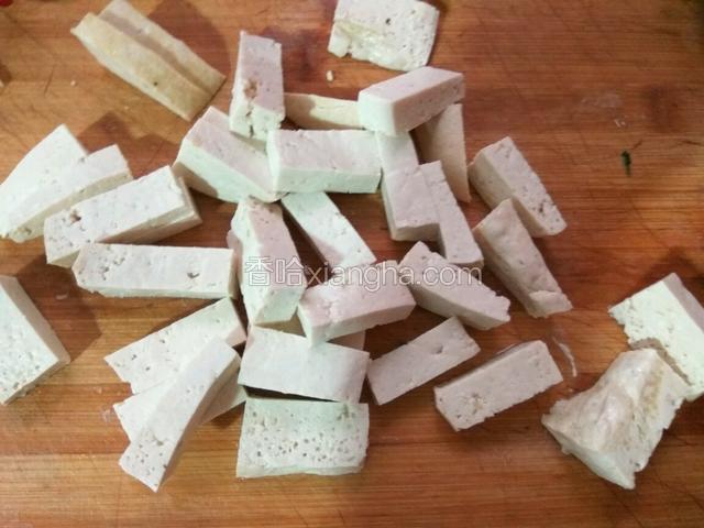 蒸熟的豆腐，晾凉切成块。