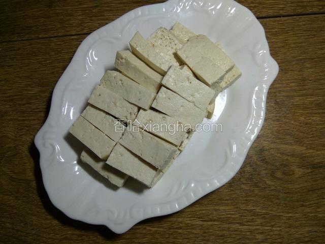 将切成块的豆腐摆放在盘中。