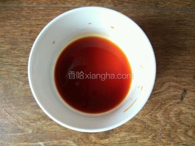 取一个小碗，调入味极鲜、米醋、盐、鸡精搅拌均匀。