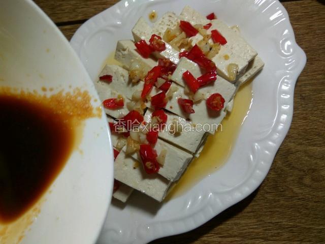 再浇在豆腐上即可。