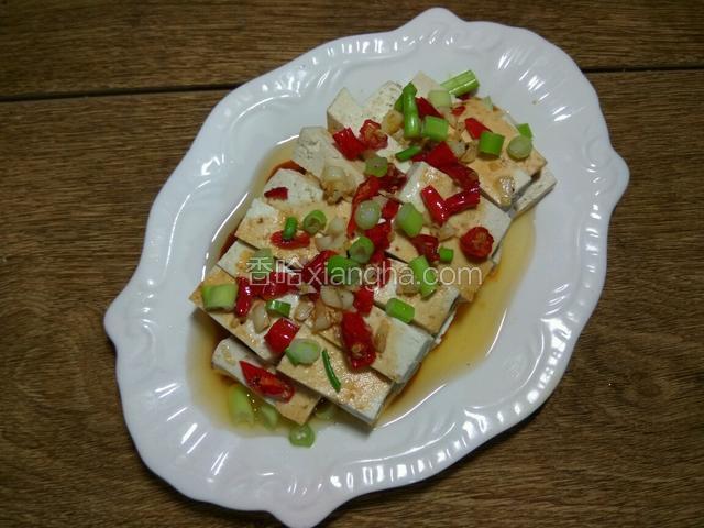 最后撒上葱花装饰。