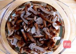 猪肉榛蘑炖土豆的做法图解2